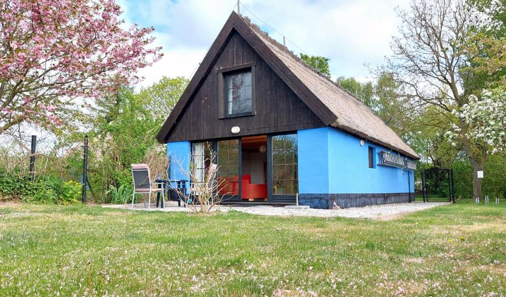 ZirkowBlaues Haus by Rujana的蓝色房子,有 ⁇ 帽屋顶