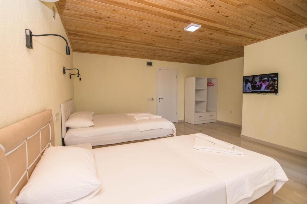 帕塔拉Beyoglu Pansiyon的配有木天花板的客房设有两张床。