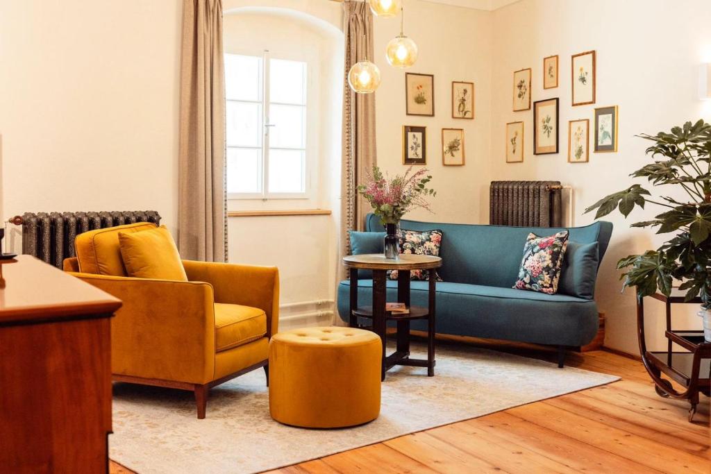 巴特奥塞Podenhaus的客厅配有沙发、椅子和桌子