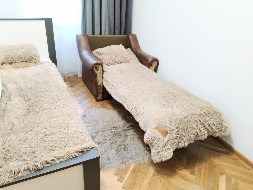 利沃夫Comfortable modern apartment的一间配备有沙发和镜子的客房
