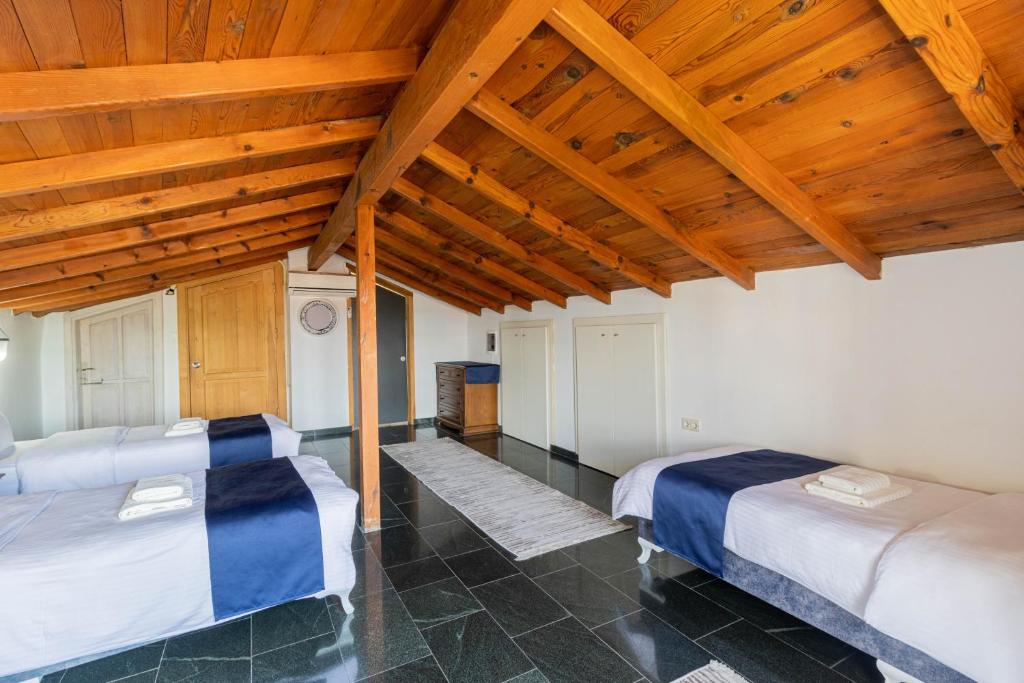 安塔利亚Villa ANATOLIAN的配有木天花板的客房设有两张床。