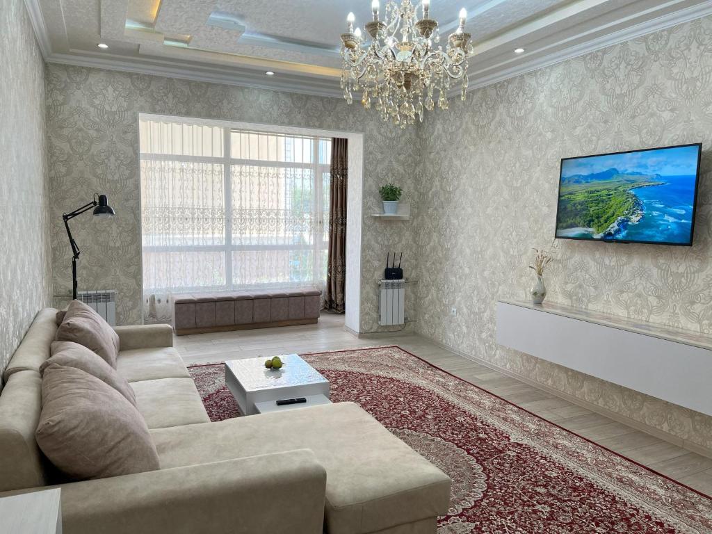 杜尚别Large modern apartment mix style的带沙发和吊灯的客厅
