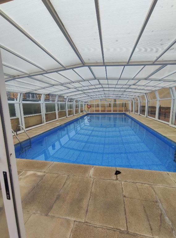 福斯Apartamento Tamarisco的一个带天花板的大型游泳池