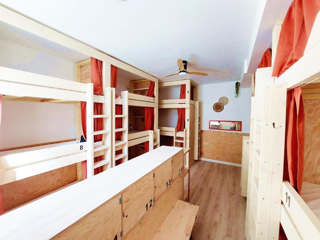 比亚里茨COAST - Utopy Hostel的客房设有双层床和天花板。