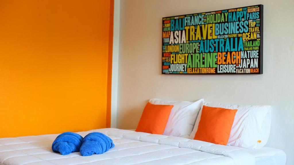 邦涛海滩班陶旅馆的床上有2个蓝色枕头