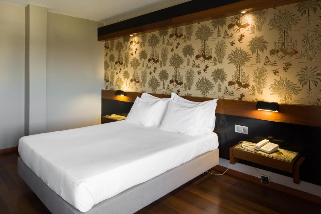 巴伦西亚凯悦酒店的卧室配有一张白色大床和一堵墙