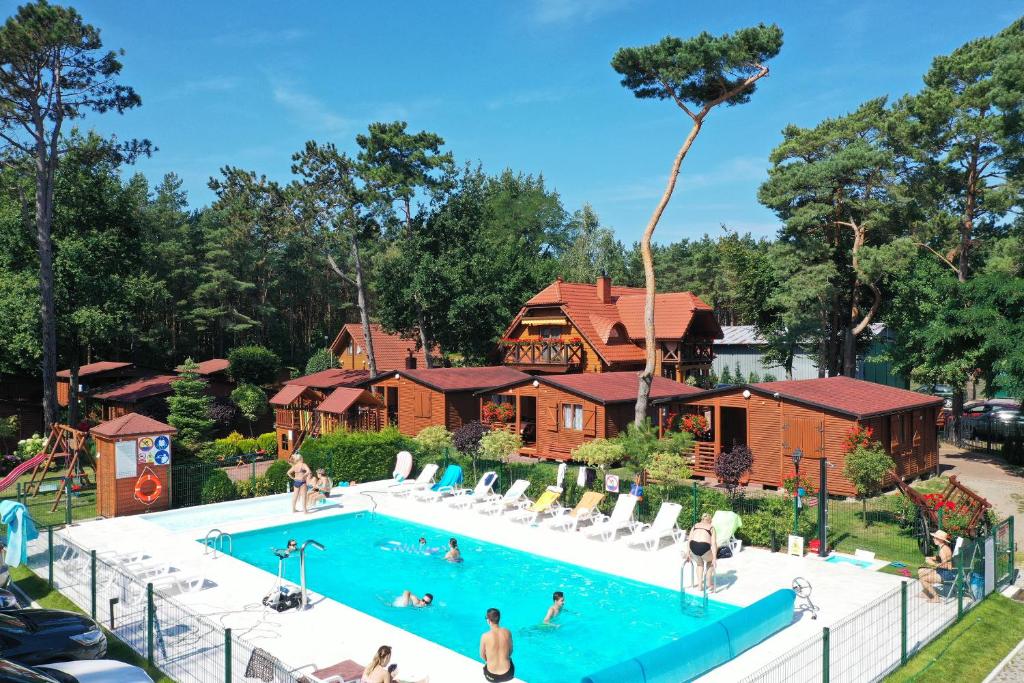 梅尔诺OW ZŁOTA PLAŻA的度假村的游泳池,里面的人