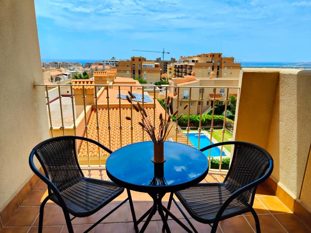滨海罗克塔斯Villa Sara Holidays的美景阳台配有一张桌子和两把椅子