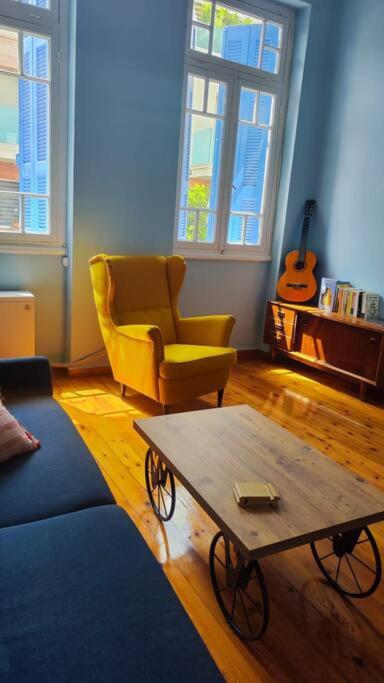 比雷埃夫斯Yellow and blue relax house的客厅配有沙发、桌子和椅子