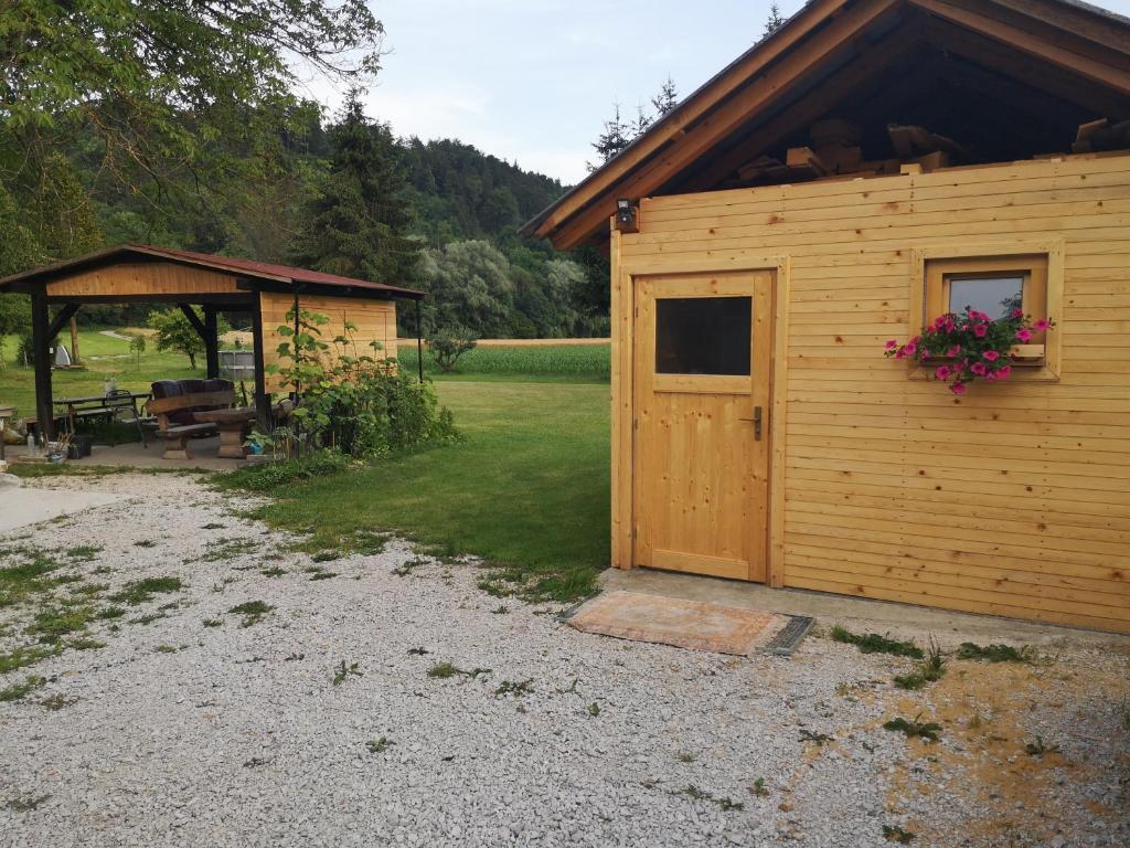 帕德纳特Hiška Zeleni raj的小木屋设有门和凉亭