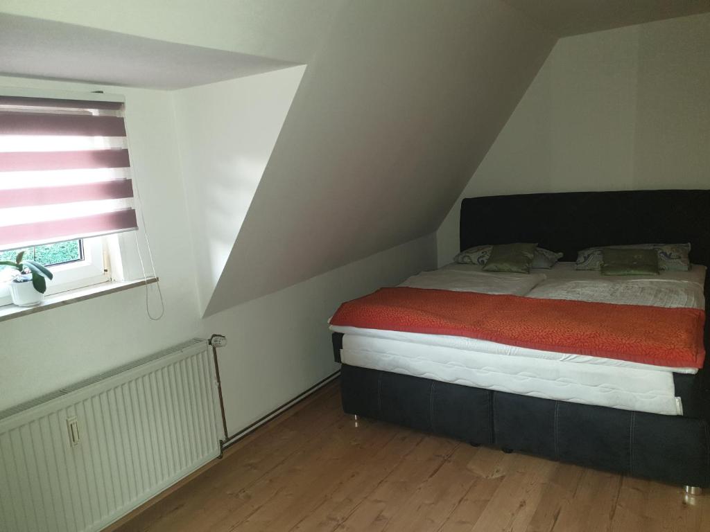 鲁多尔施塔特Ferienwohnung PETER的一间小卧室,阁楼上配有一张床