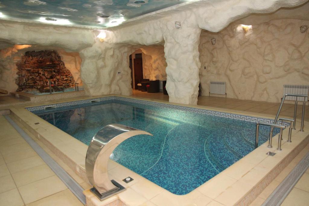 卡缅涅茨-波多利斯基Kleopatra VIP hotel的一座大型游泳池,位于一座带大型游泳池的建筑内