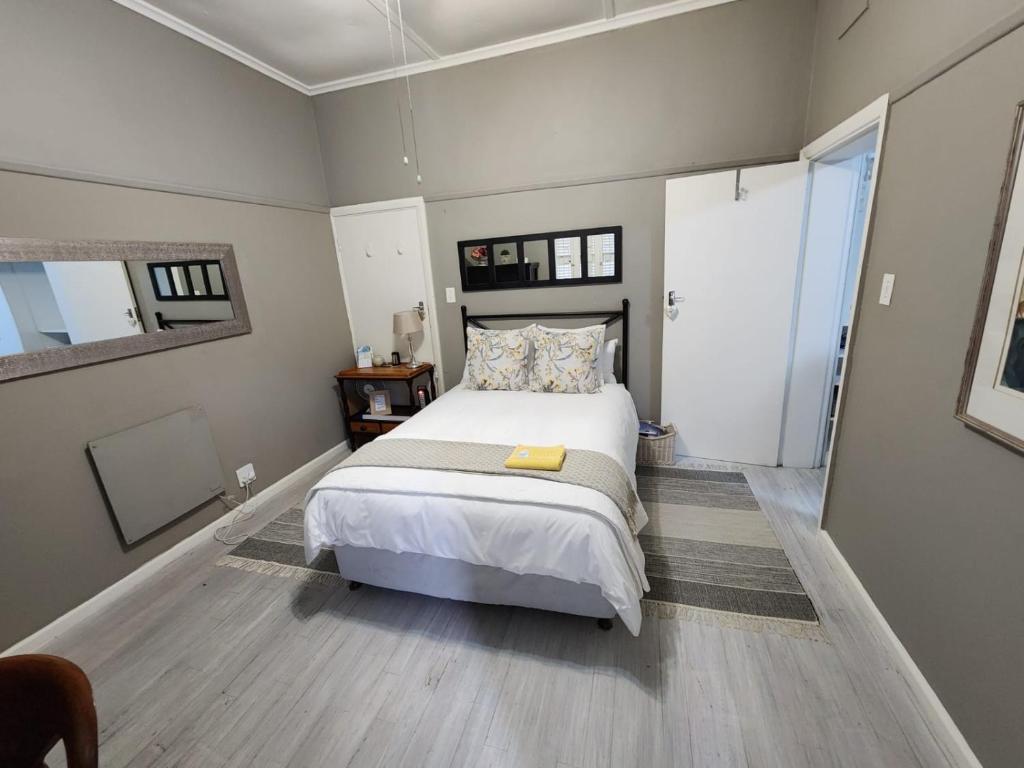 斯泰伦博斯Peony Luxury Room with Wifi and own entrance的一间卧室设有一张大床和一个大窗户