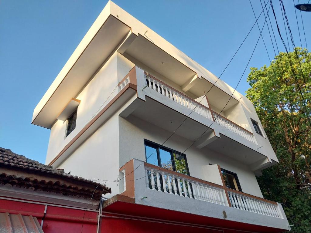 尼禄Casa De Menorah的白色的房子,上面设有阳台