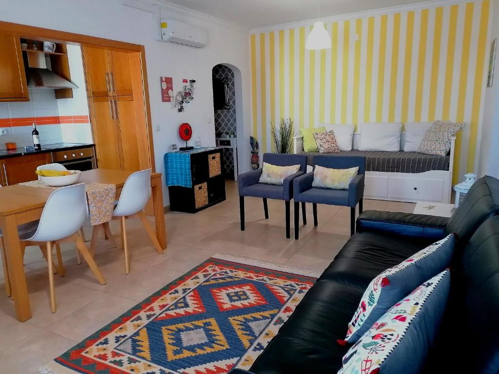 米尔芳提斯城Apartamento Praiamar的客厅配有沙发和桌子