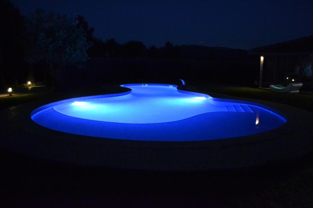 阿伦克尔MountView的蓝色的游泳池,灯光暗处
