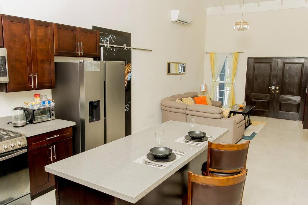 BoscobelModern & Spacious 2-BDRM/ Gated/Near Ocho Rios的厨房配有白色台面和冰箱