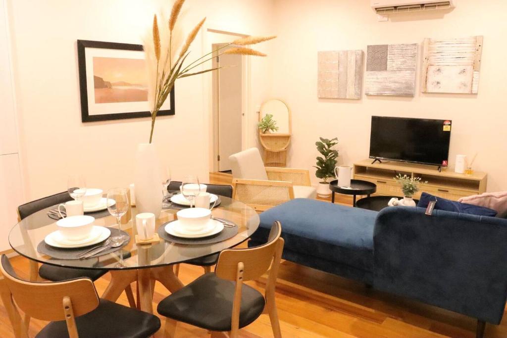 墨尔本Footscray home just 7km away to Melbourne CBD newly stylist setup的客厅配有蓝色的沙发和桌子