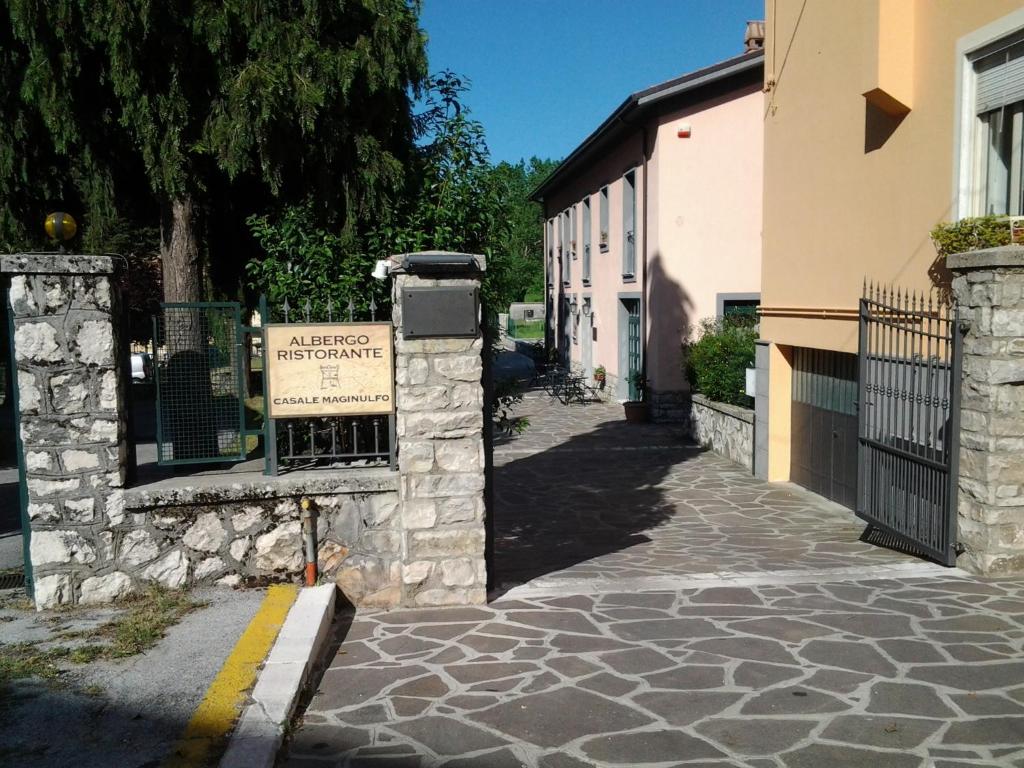 RoccamandolfiCasale Maginulfo的街道边有标志的建筑物