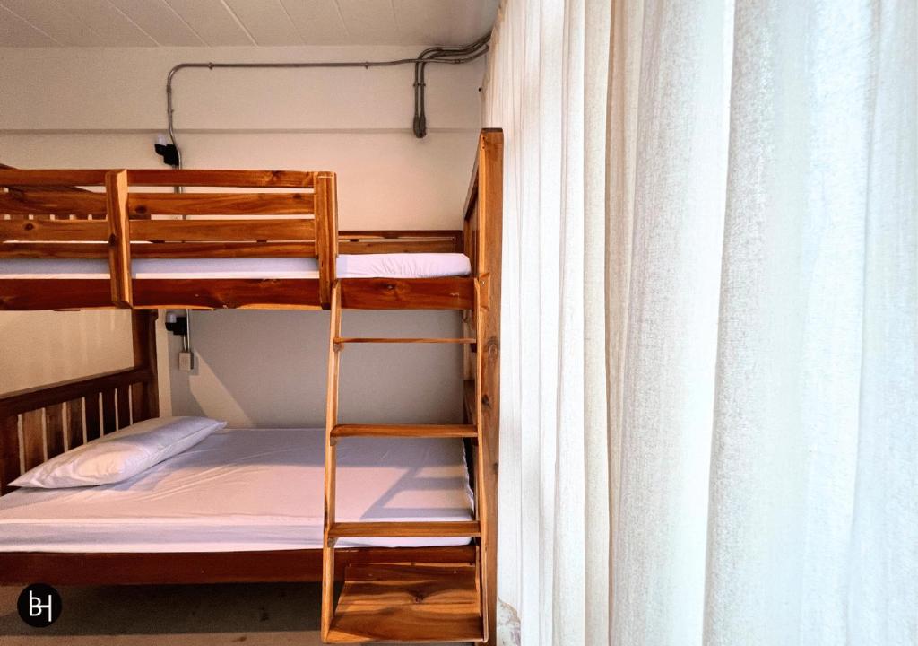 Ban KohongBAAN650 Hostel的靠窗的带梯子的双层床