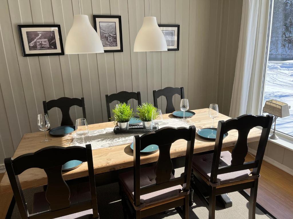 奥达Trolltunga Lodge的餐桌、椅子和木桌