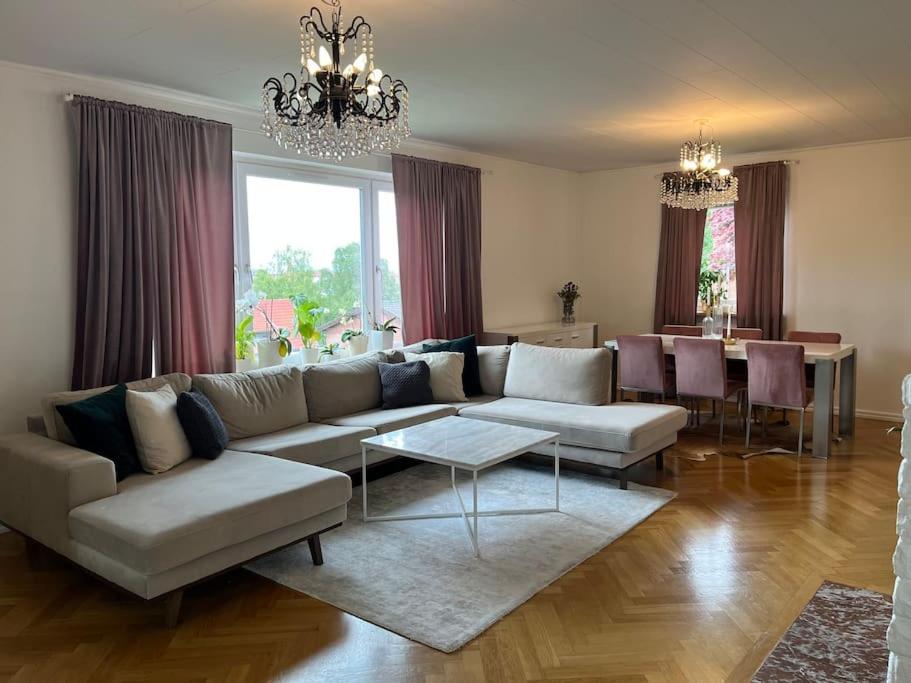 哥德堡Grand villa with great location!的客厅配有沙发和桌子