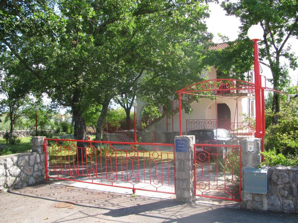 波拉特Villa Kučan的房屋前的红色门