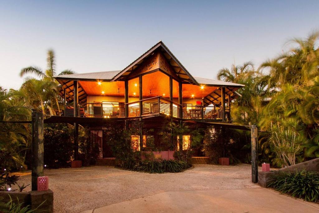 布鲁姆Asrama Broome的带阳台和棕榈树的大型房屋