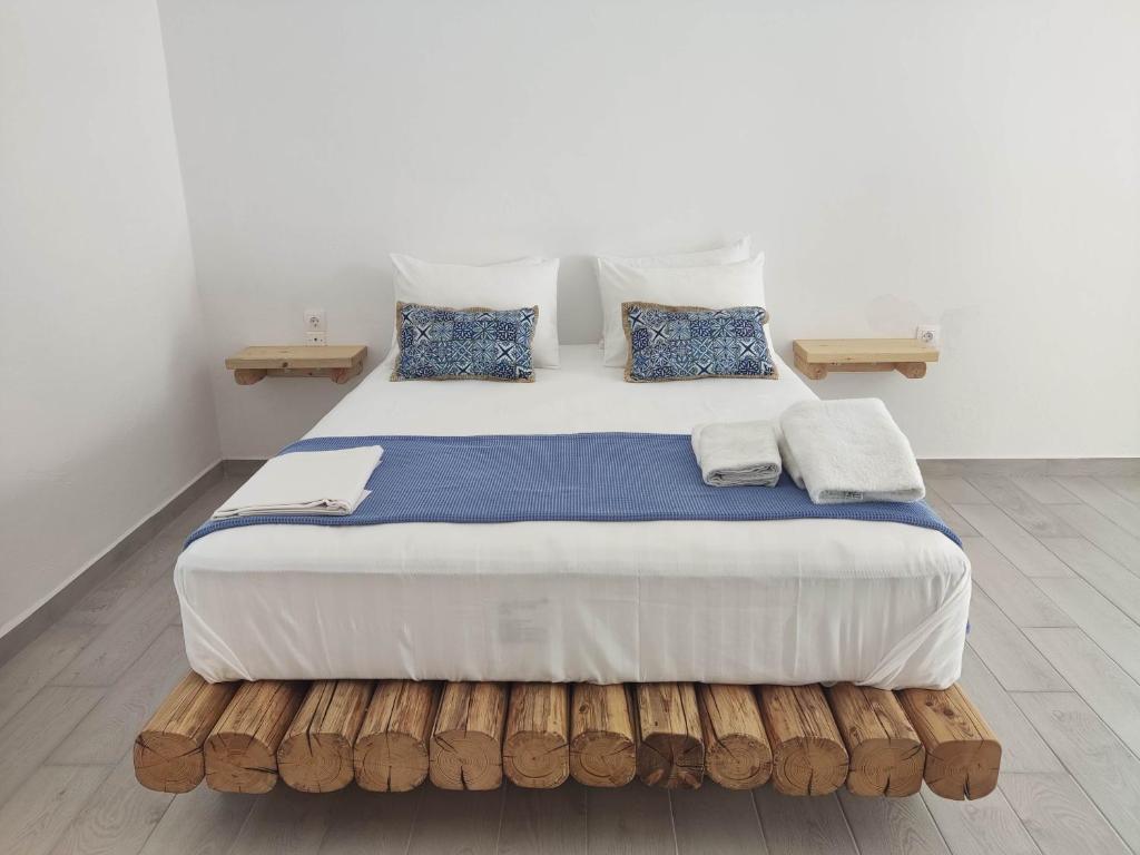阿达玛斯阿格南提酒店的一间卧室配有一张带蓝色枕头的大床