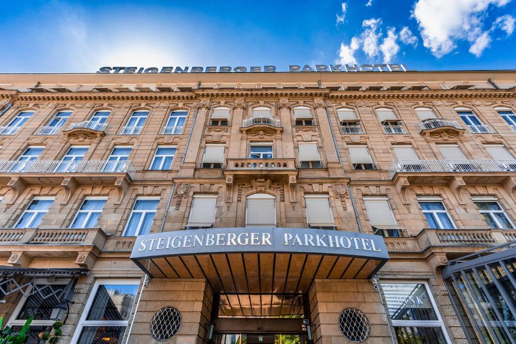 杜塞尔多夫Steigenberger Icon Parkhotel Düsseldorf的前面有标志的建筑