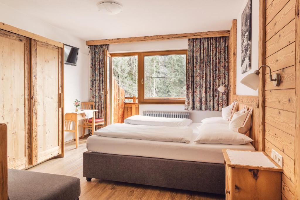 斯图姆Bed & Breakfast Hotel Märzenklamm的一间卧室设有两张床和窗户。
