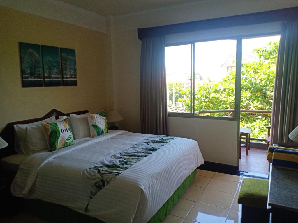 塞米亚克Kun's Stay Private Apartments的一间卧室设有一张床和一个大窗户