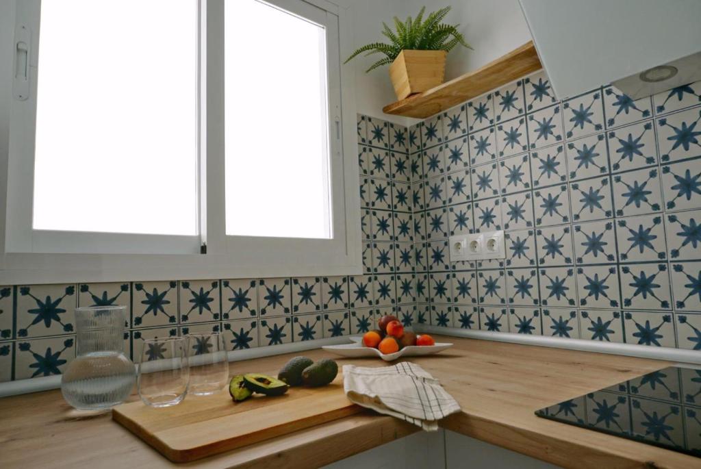 拉海瑞德拉Casa Keko的厨房的墙壁上铺有蓝色和白色的瓷砖。