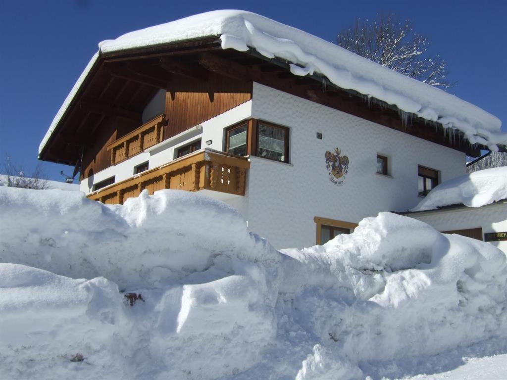 瓦尔德阿尔贝格Haus Anita的房子前面的一堆雪