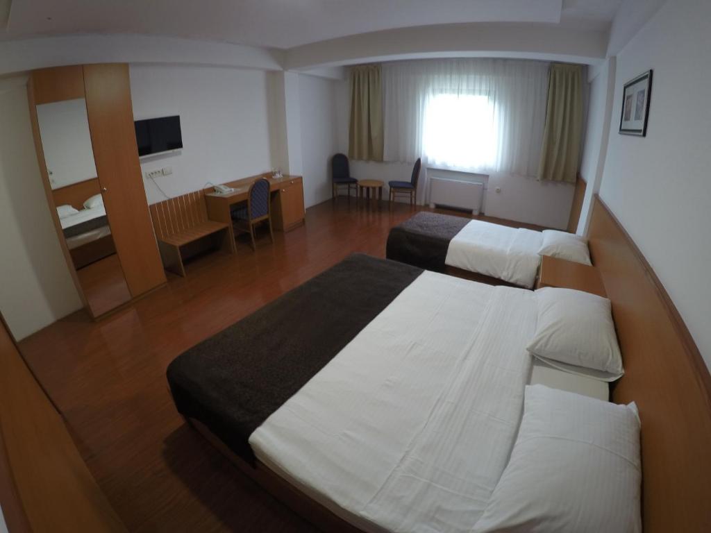 萨拉热窝萨拉杰酒店的酒店客房配有两张床和一张书桌