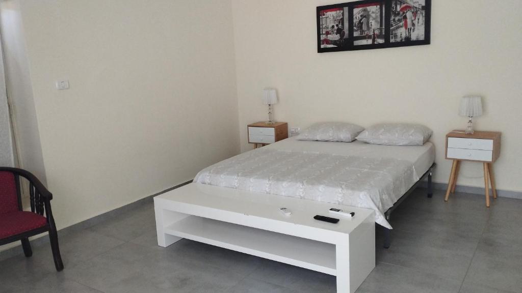 Beʼer OraDesert View的卧室配有白色的床和2个床头柜