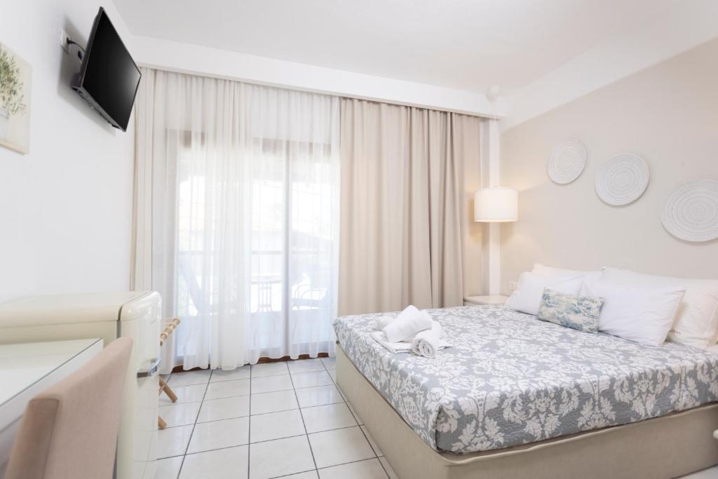 佩科霍里Hotel Magdalena的白色的卧室设有床和窗户