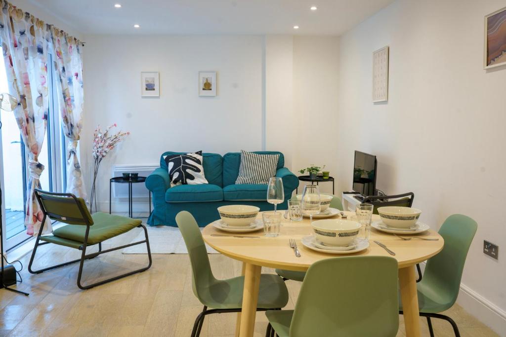 伦敦Gorgeous New 2 Bed Flat - 2 August House的客厅配有桌椅和沙发