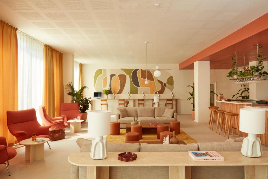 巴黎OKKO Hotels Paris Rosa Parks的客厅配有沙发和桌子