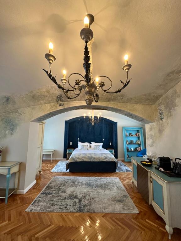 锡比乌MAGISTER seven的一间卧室配有一张大床和一个吊灯。