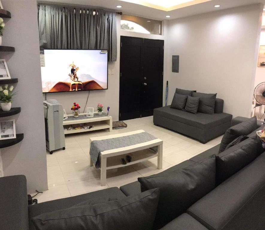 巴科洛德CCJ Villa的带沙发和平面电视的客厅