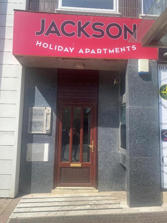 布莱克浦Jackson Holiday Apartments的一座建筑,上面标有读杰克森度假公寓的标志