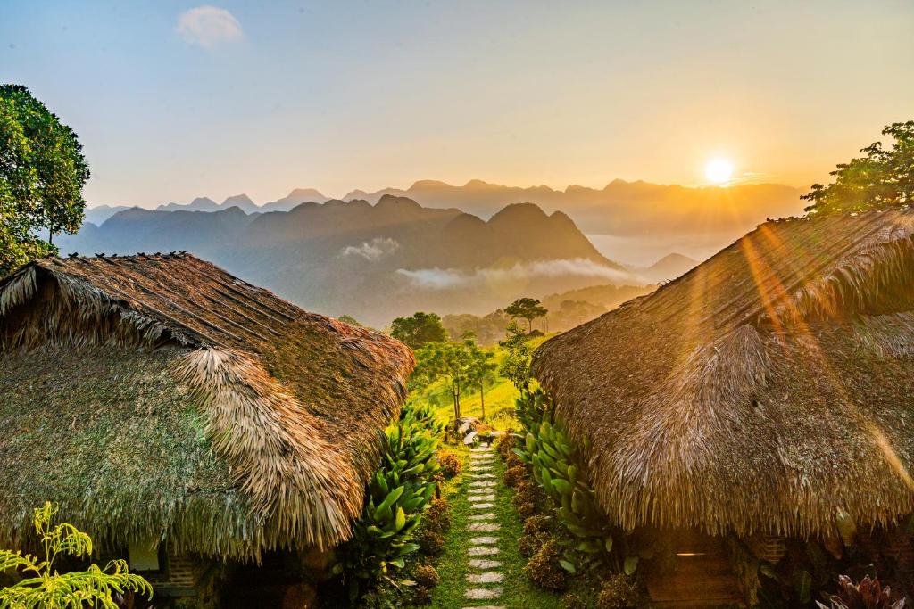 Pu Luong浦项度假村的一组以山为背景的小屋
