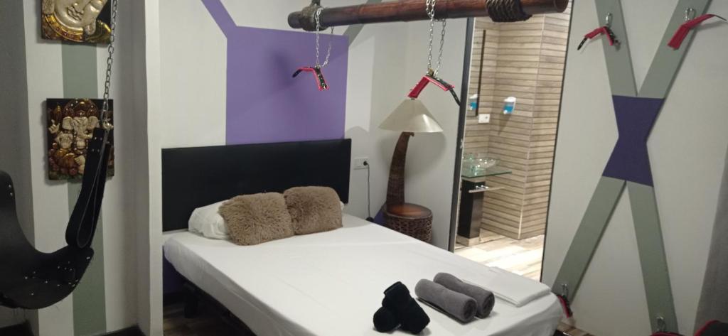 阿利坎特Eternity Alicante的一间带白色床的卧室和一间带绘画的房间