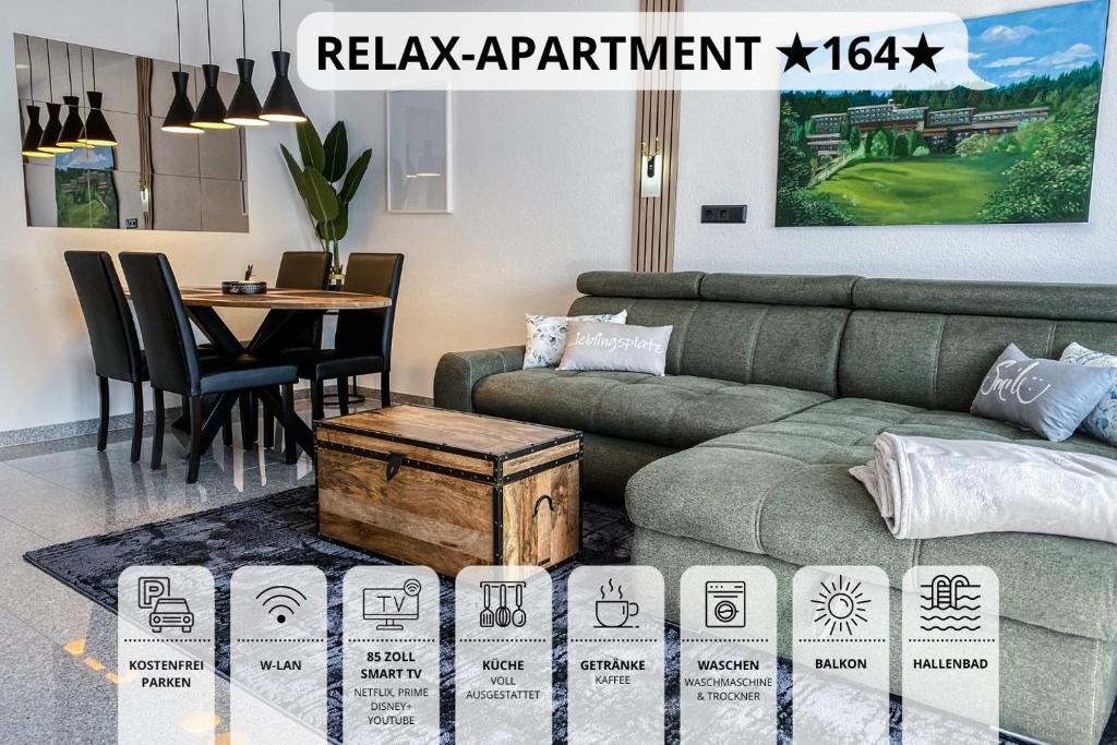 绍纳赫Relax-Apartment 164 mit Indoor-Pool, Sauna, Küche und Netflix的客厅配有沙发和桌子