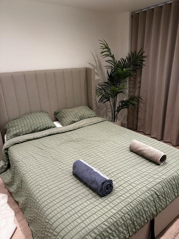 埃尔沃斯Luxury West London 3BR House, Cul De Sac的床上有2个枕头