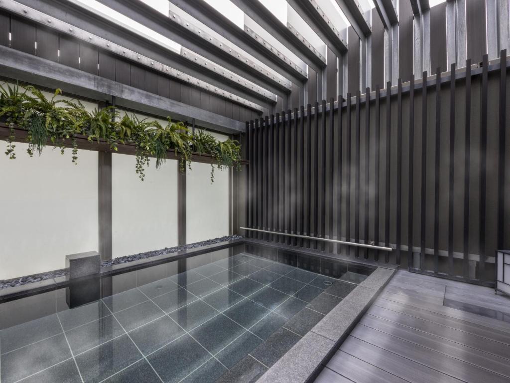 东京宜必思尚品东京东银座酒店的建筑一侧的植物房间