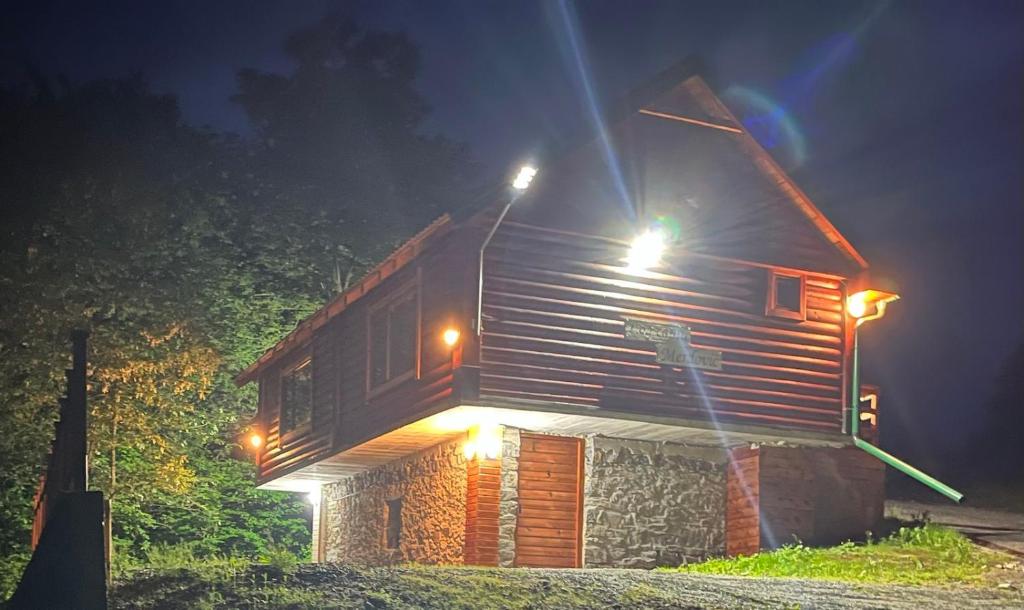 莫伊科瓦茨Log cabin 1 Merdovic的木屋的顶部设有灯