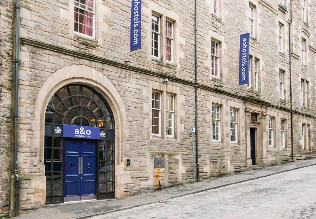 爱丁堡a&o Edinburgh City的街上有蓝色门的砖砌建筑