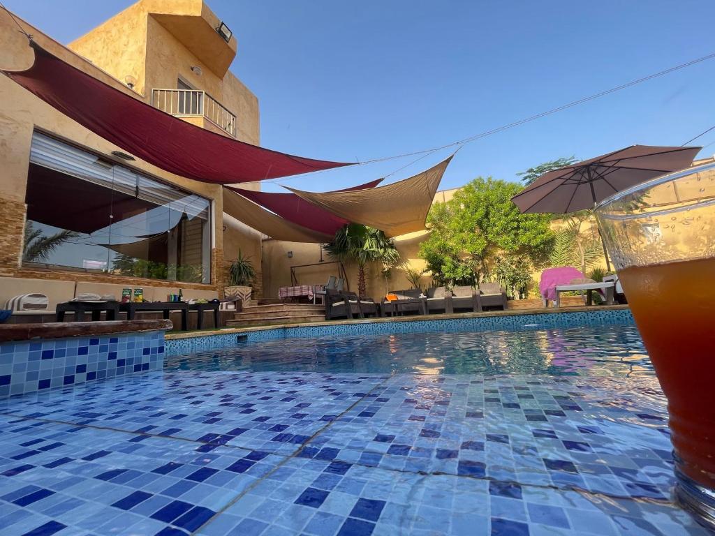 索瓦马Orient Villa-Dead Sea的游泳池旁的饮料